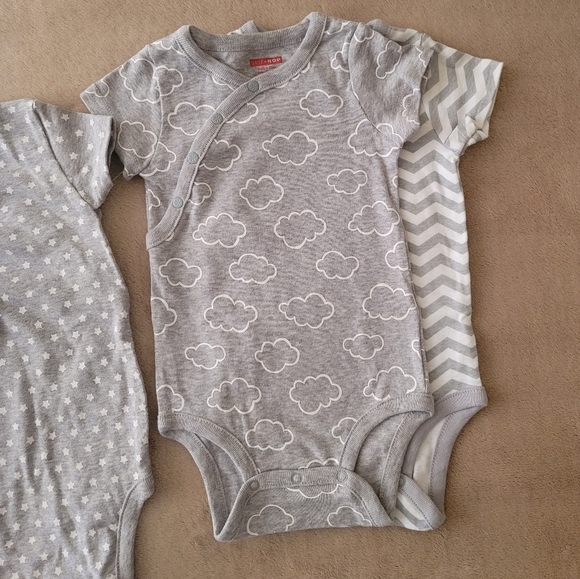 Skip Hop Modern Baby Basics Grey 3 Pack Bodysuit  Size 6 Months (Unisex) *NWT - Picture 3 of 8
